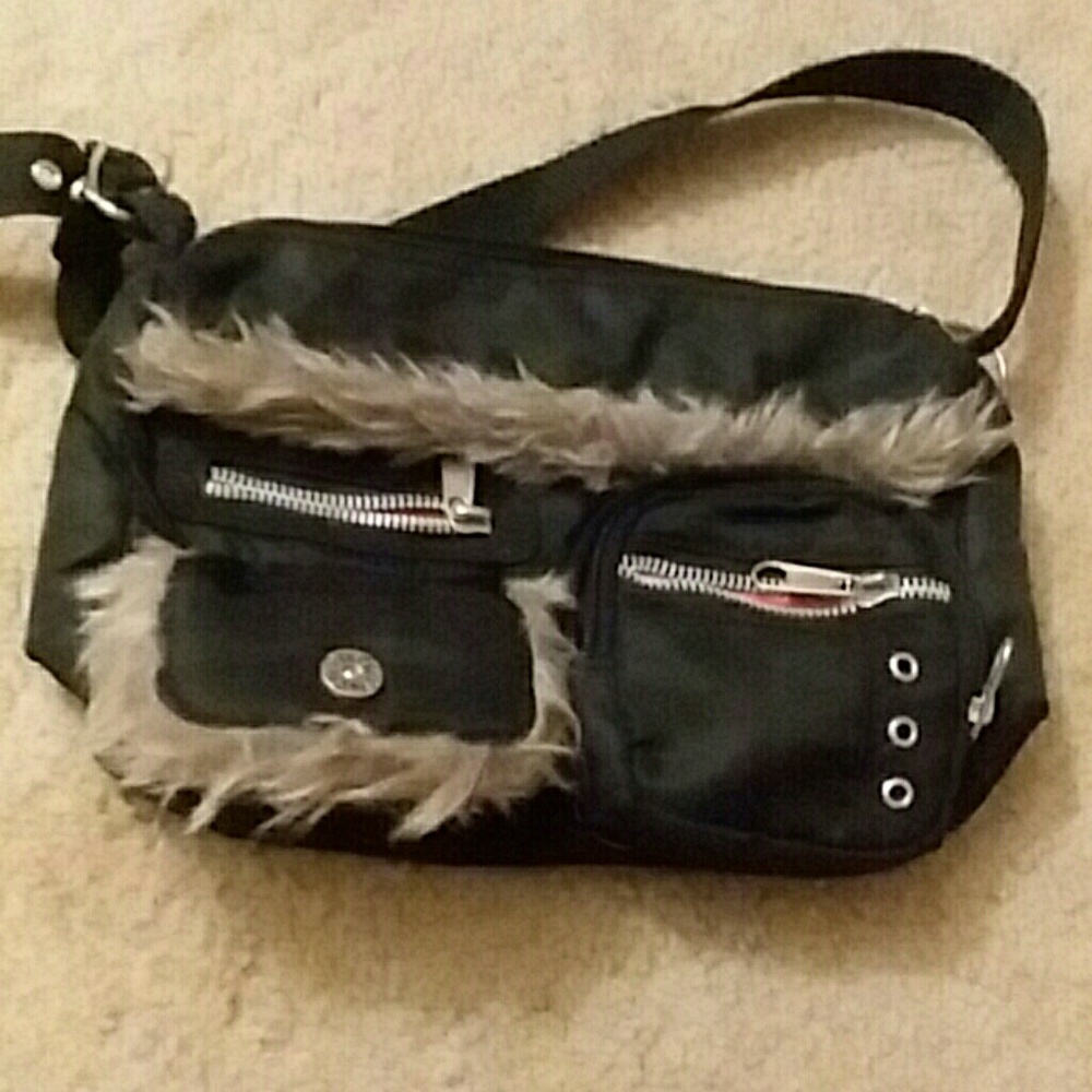 Lee Shoulder Bag